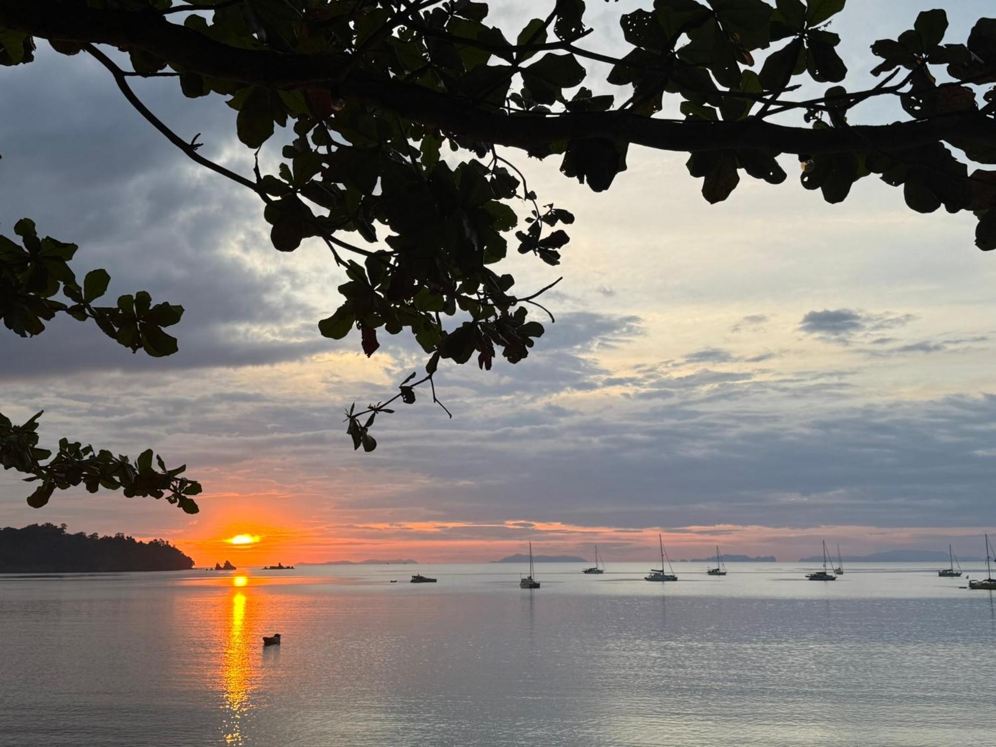 Sunny Cove Beach Resort Koh Phayam Ranong Exterior foto